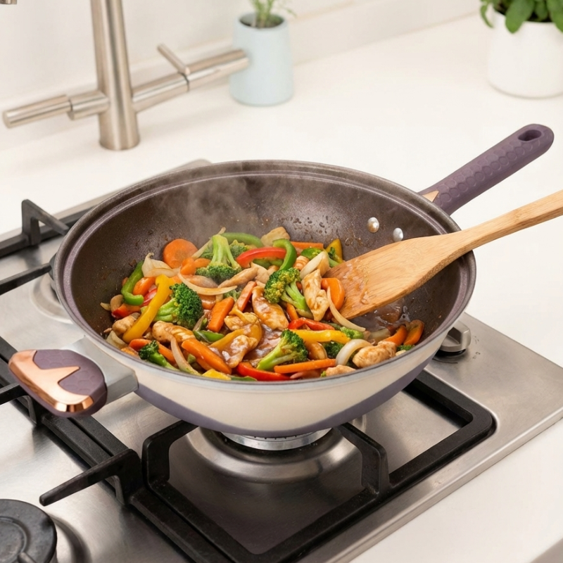 Le Hakusan Wok aus Schmiedeeisen mit Pfannenwender als Set präsentiert