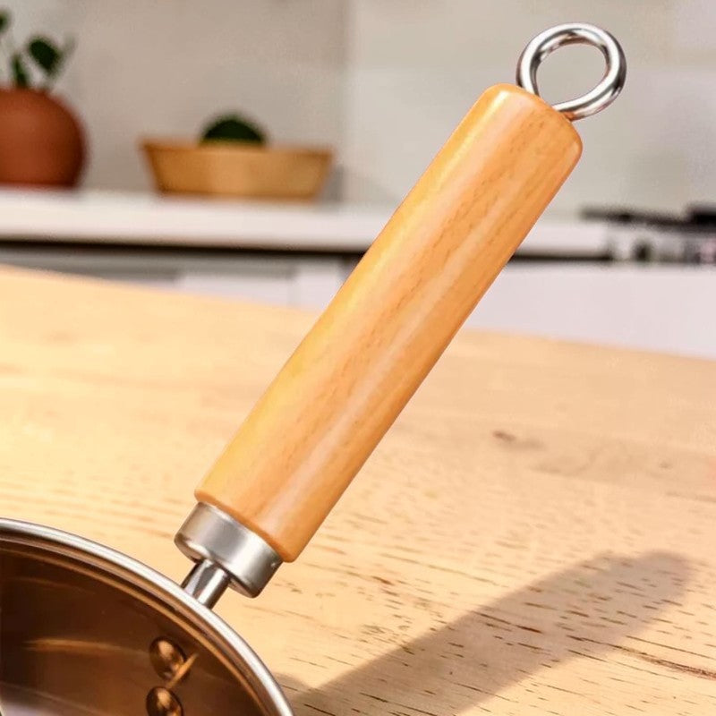 Le Nuriko Edelstahl Wok mit Bratspatel in moderner Küchenumgebung