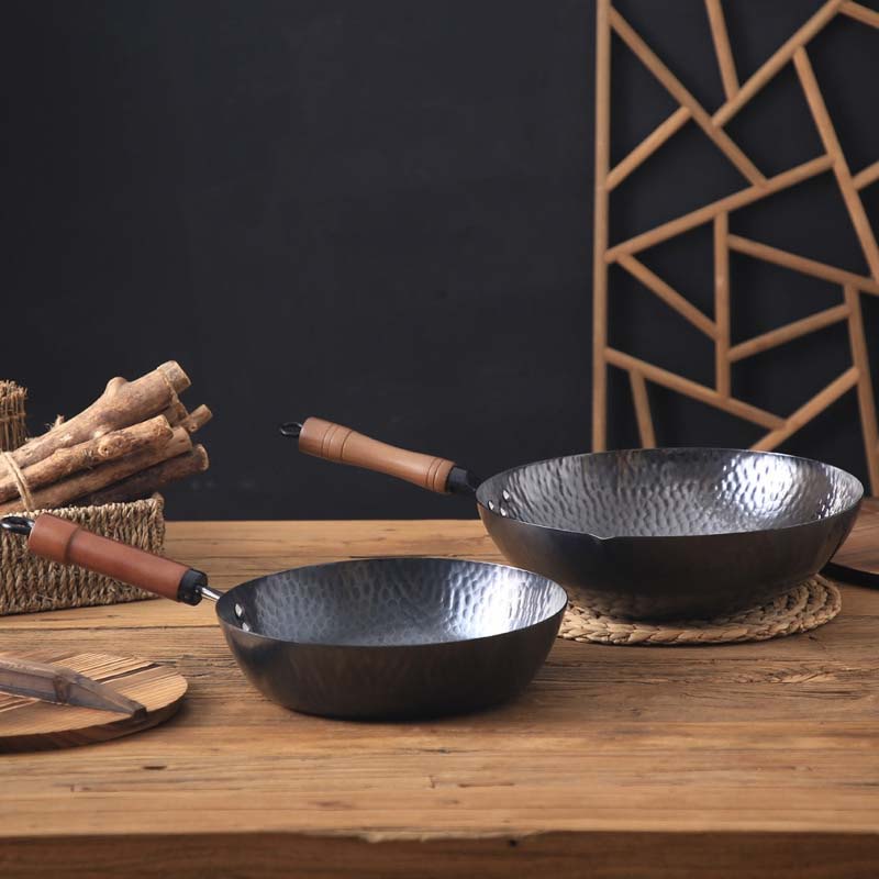 Le Pekaji Gusseisen-Wok mit Holzgriff von oben mit asiatischem Gemüse