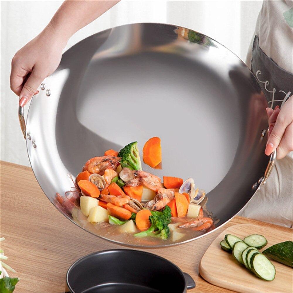 Le Hotaka Wok 30 cm beim Servieren von frisch gebratenem Gemüse