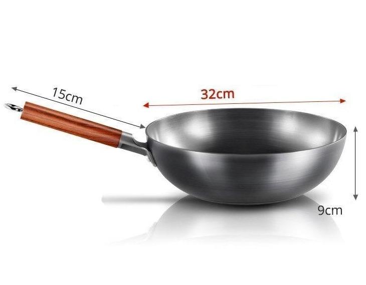 Le Kaikoma Wok mit Holzgriff seitlich mit warmem Holzgriff im Detail