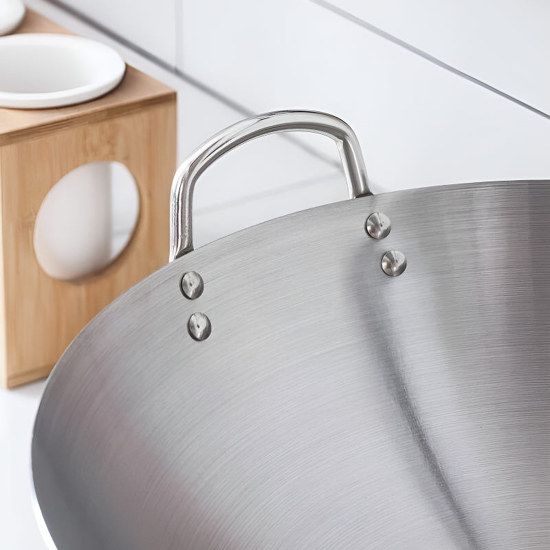 Le Yari gewölbter Wok 40 cm aus Edelstahl mit Deckel und zwei Metallgriffen