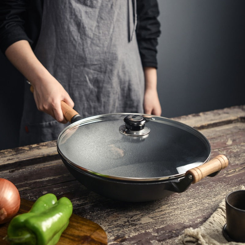 Le Hokan Gusseisen-Wok mit Holzdeckel in edler Geschenkverpackung