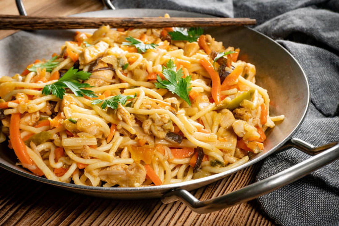 Chow Mein: Hähnchen mit Nudeln im Wok