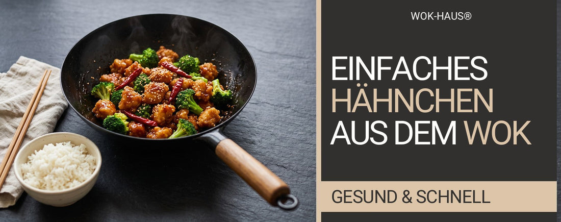 General-Tso-Hähnchen mit Brokkoli, getrockneten Chilischoten und Sesam im Wok, daneben eine Schale Reis und Essstäbchen