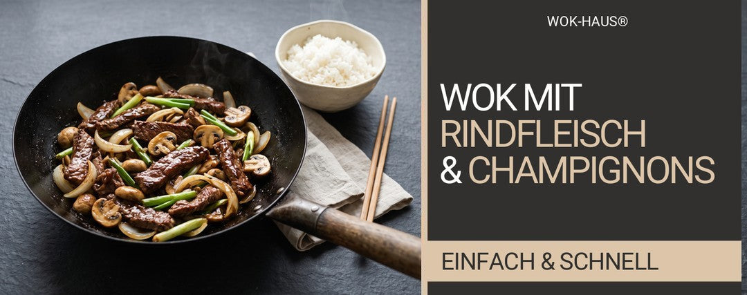 Rindfleischstreifen mit Champignons, Zwiebeln und Frühlingszwiebeln im Wok, daneben eine Schale Reis und Essstäbchen
