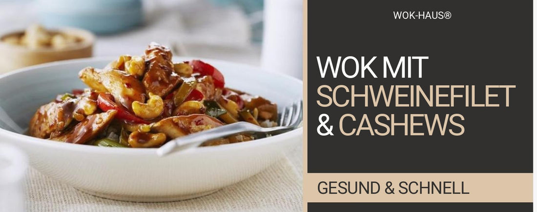 Schweinefleisch mit Cashewkernen, roter Paprika und Frühlingszwiebeln in dunkler Sauce, in einem tiefen Teller mit Gabel