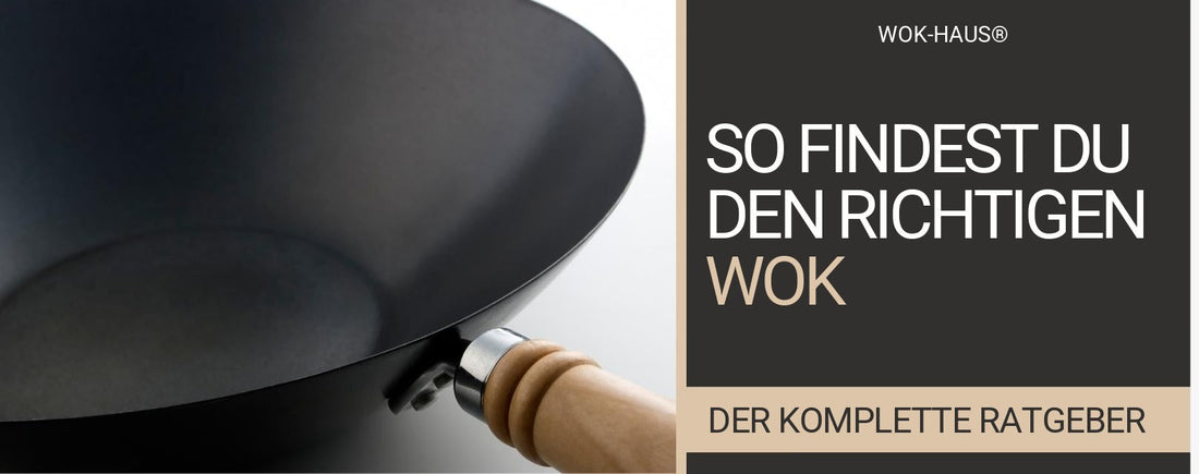 Nahaufnahme eines schwarzen Woks mit Holzgriff vor weißem Hintergrund