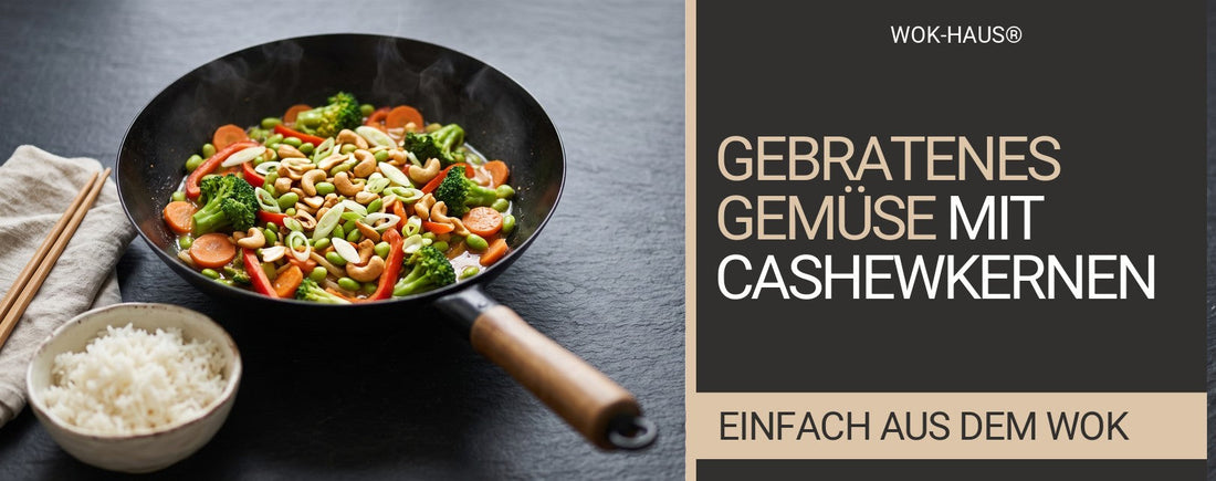 Wok-Gemüse mit Brokkoli, Karotten, roter Paprika, Edamame und Cashewkernen im Wok, daneben eine Schale Reis und Essstäbchen