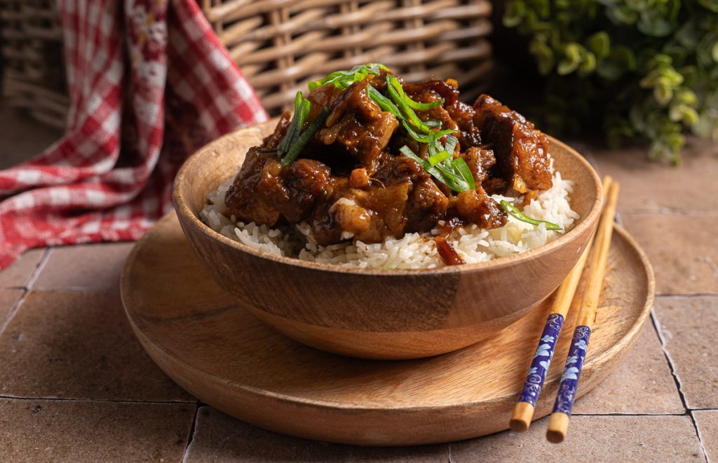 Chinesisches Schmorfleisch mit Daikon: Rinderbrust im Wok