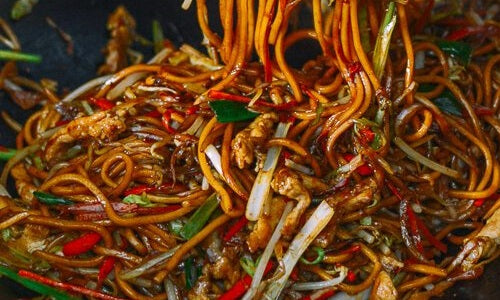 Lo Mein mit Hähnchen: Chinesisches Nudel-Wok-Rezept