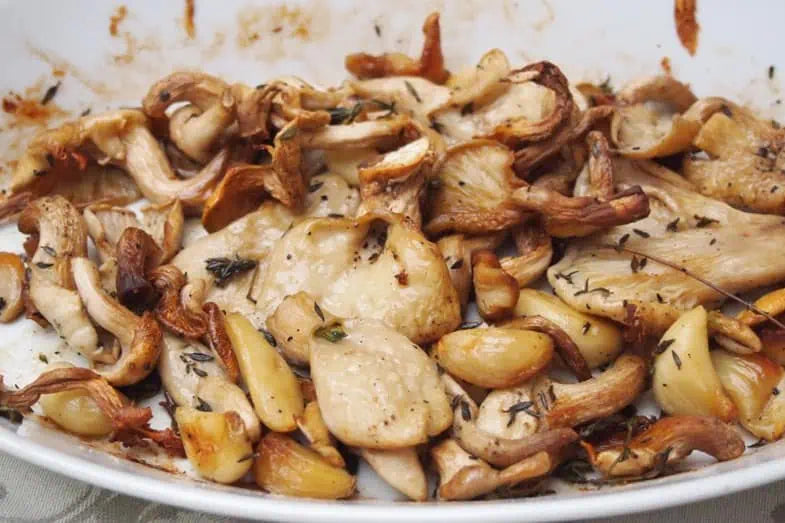 Veganes Wok-Rezept: Kräuterseitlinge mit Knoblauchsauce