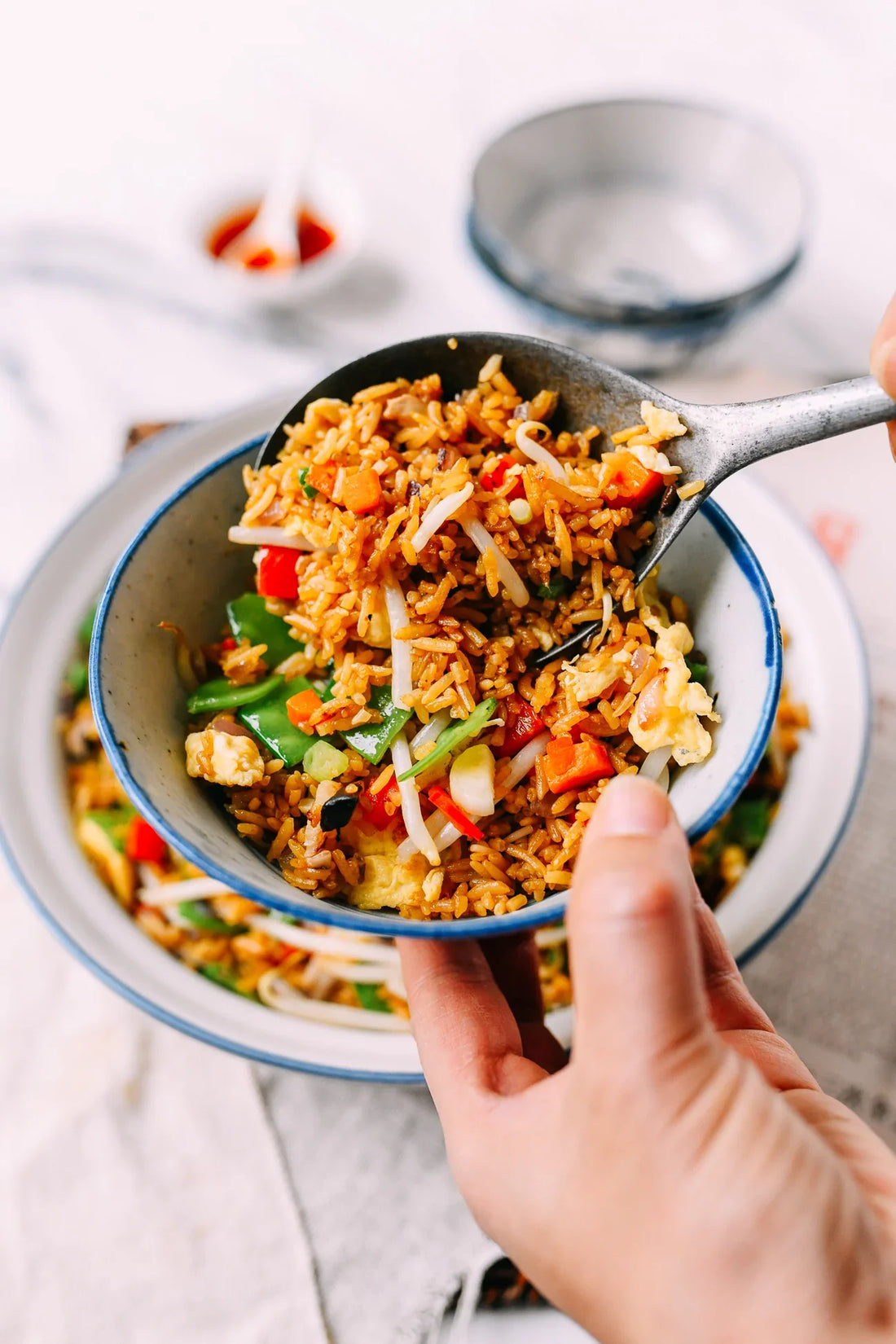 Gebratener Reis mit Gemüse im Wok