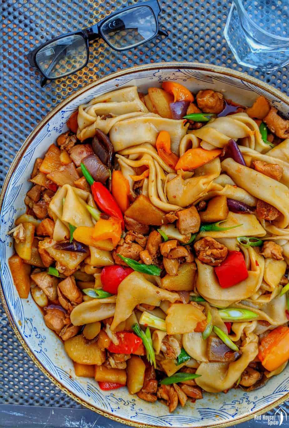 Nudeln aus dem Wok: Hähnchen mit handgezogenen Nudeln
