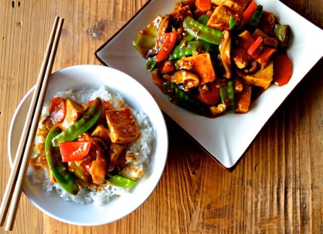 Geschmorter Tofu mit Gemüse im Wok: Hongshao Dofu