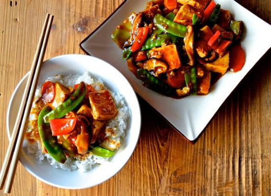 Geschmorter Tofu mit Gemüse im Wok: Hongshao Dofu