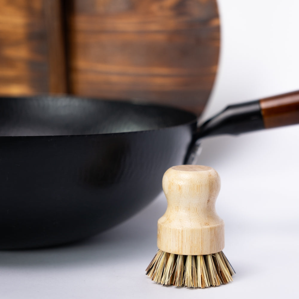 Le Tomeki Wok Starter Set Detailaufnahme des Holzgriffs am Stahlwok