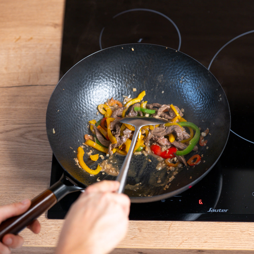 Le Shirane japanischer Karbonstahl-Wok mit Holzdeckel und langem Griff