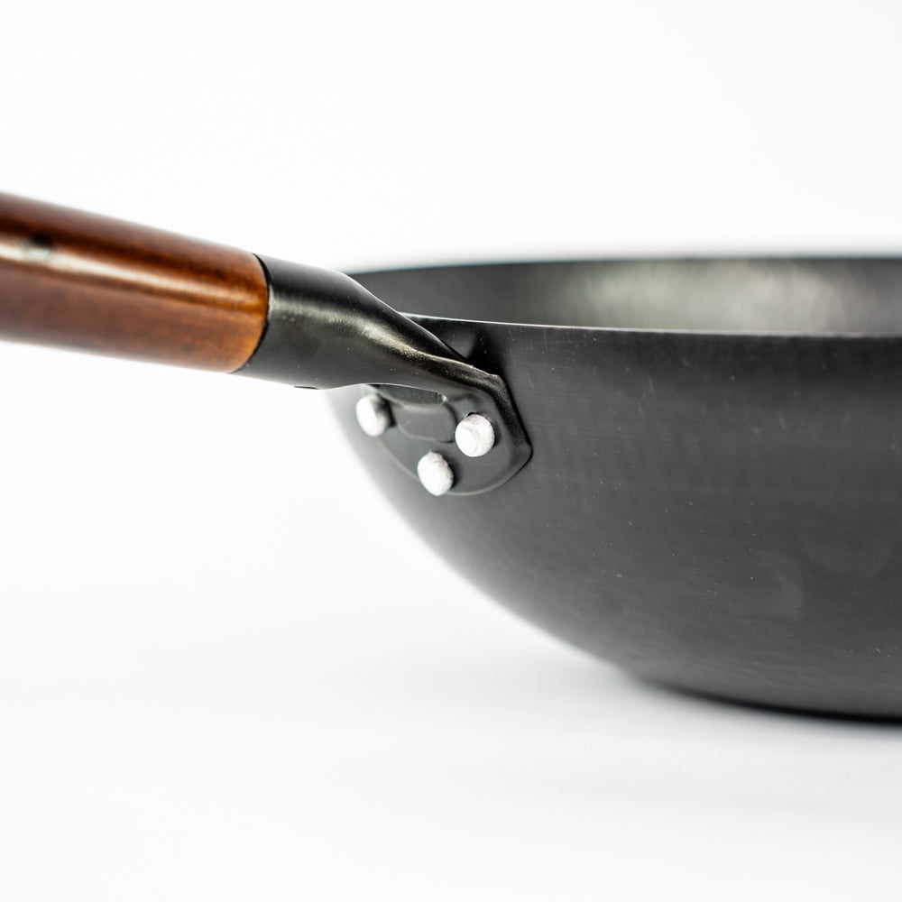 Le Shirane japanischer Karbonstahl-Wok mit Holzdeckel und langem Griff