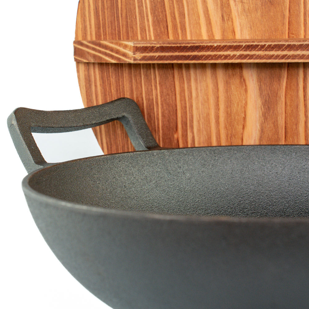 Gusseisen-Wok beim Kochen