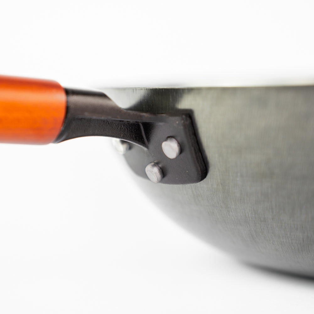 Le Oniri Wok 32 cm aus Gusseisen mit Gemüse beim Anbraten in Aktion