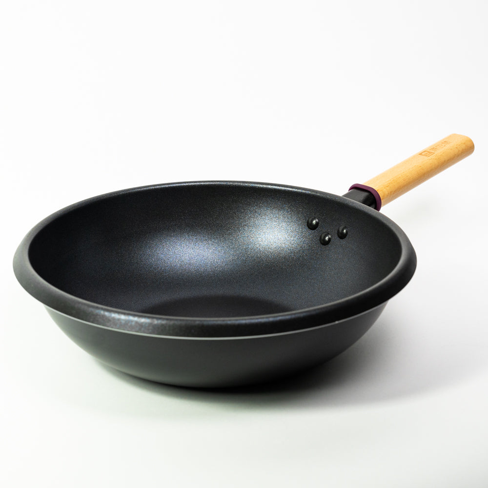 Le Amagi Wok Induktion Antihaft beim Anbraten von frischem Gemüse