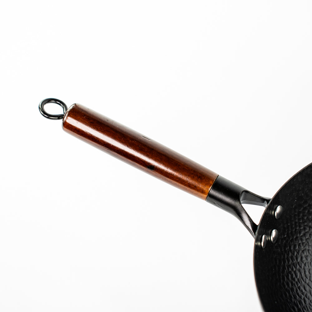 Le Tomeki Wok Starter Set Detail der gehärteten Stahloberfläche innen