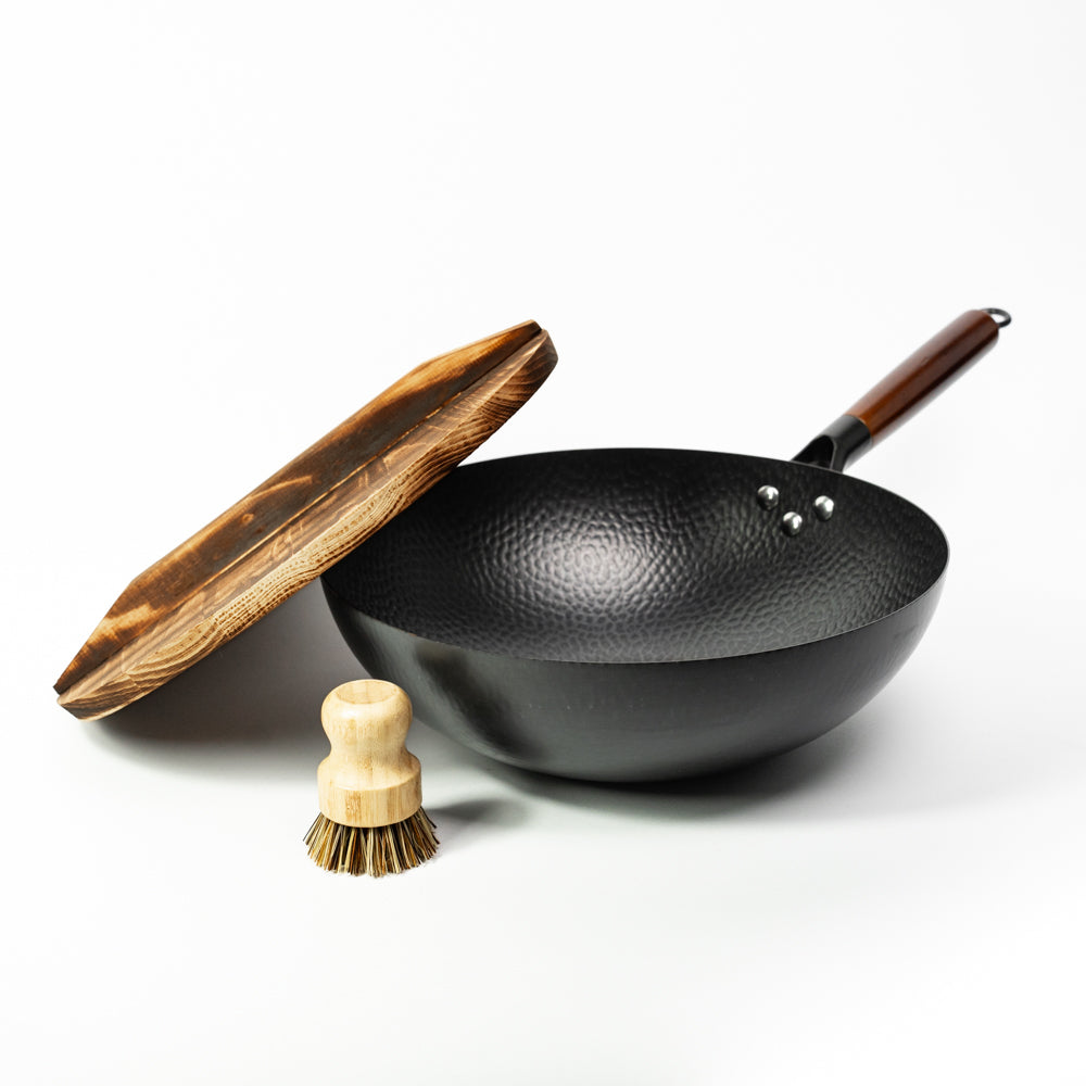 Le Tomeki Wok Starter Set in Seitenansicht mit langem Holzgriff