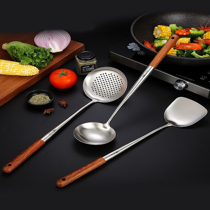 Le Kit Wok Pfannenwender Set komplett aufgereiht für klare Übersicht