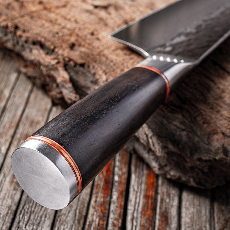 Le Naifu Japanische Küchenmesser aus Damaststahl mit ergonomischem Griff im Fokus