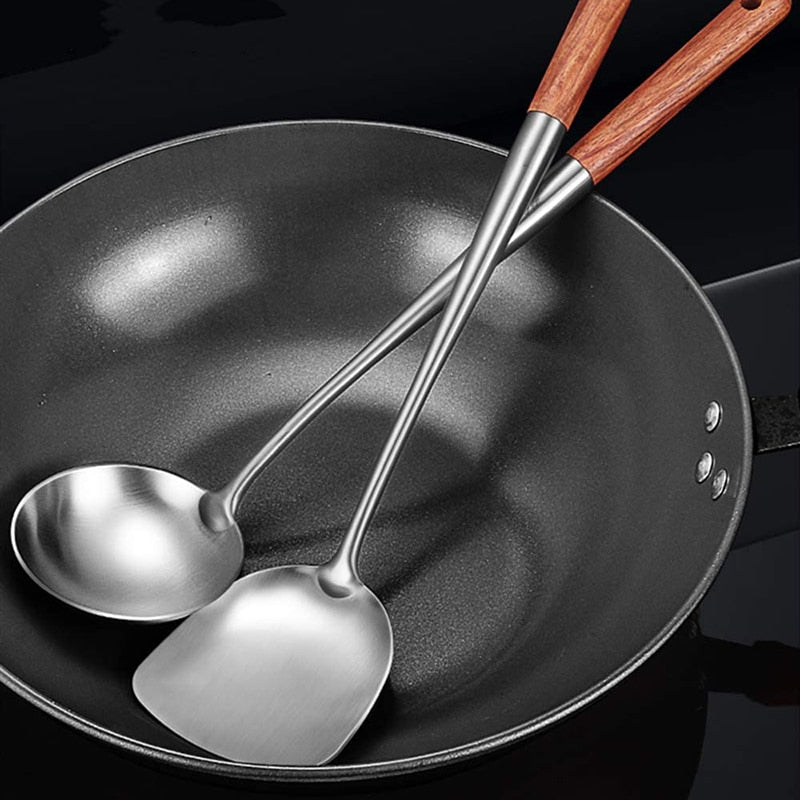 Le Kit Wok Pfannenwender Set in Anwendung beim Wenden im heißen Wok