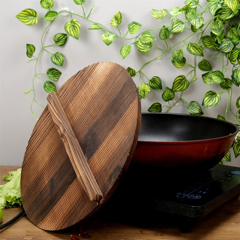 Le Kuju Holzdeckel für Wok im Einsatz auf dem Kochfeld