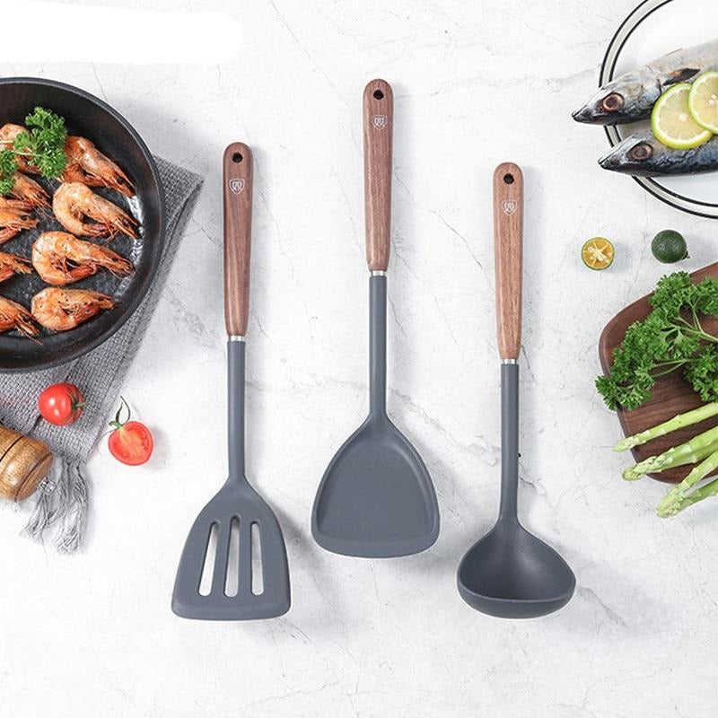 Le Hisato Wok Spatel Set Silikon mit Detailansicht des ergonomischen Holzgriffs