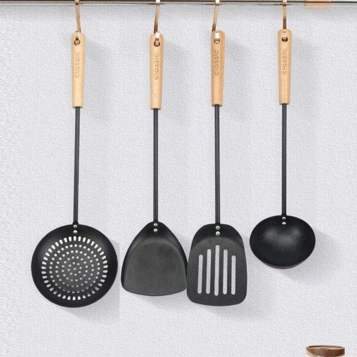 Le Karima Profi Wok Spatel Set mit Holzgriff und Edelstahl-Detail in Nahaufnahme