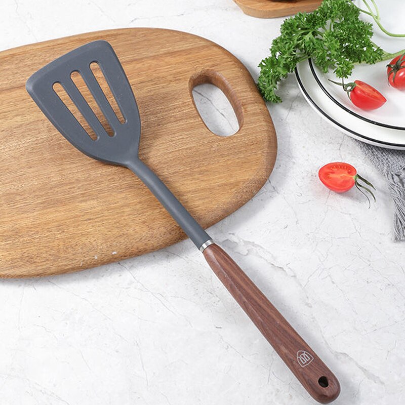 Le Hisato Wok Spatel Set Silikon in der Hand für sicheren Halt beim Kochen