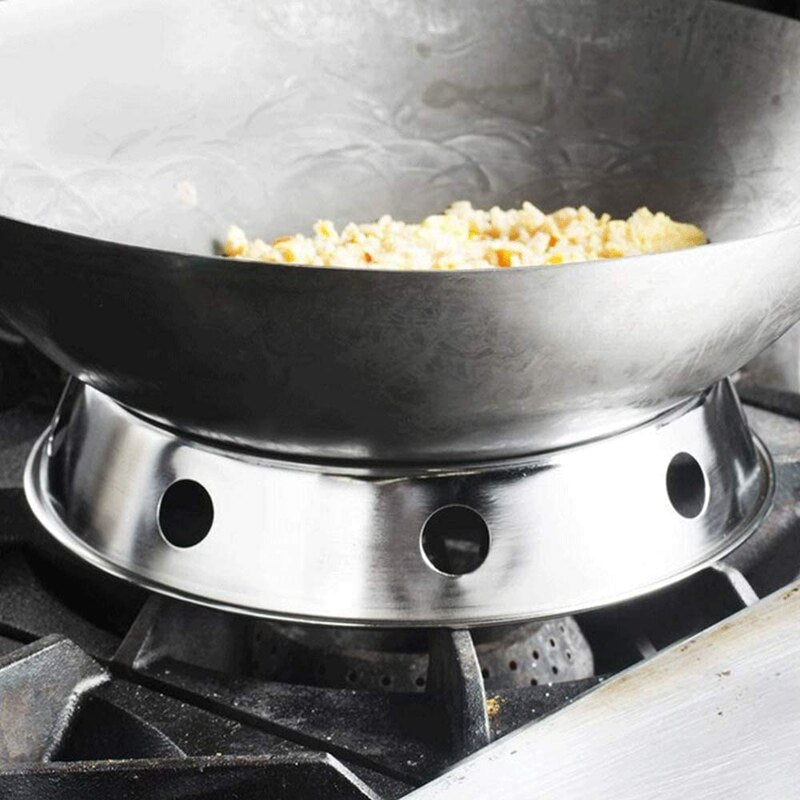 Le Ramoki Wok Adapter Rundboden im Einsatz auf Gaskochfeld mit Wokpfanne