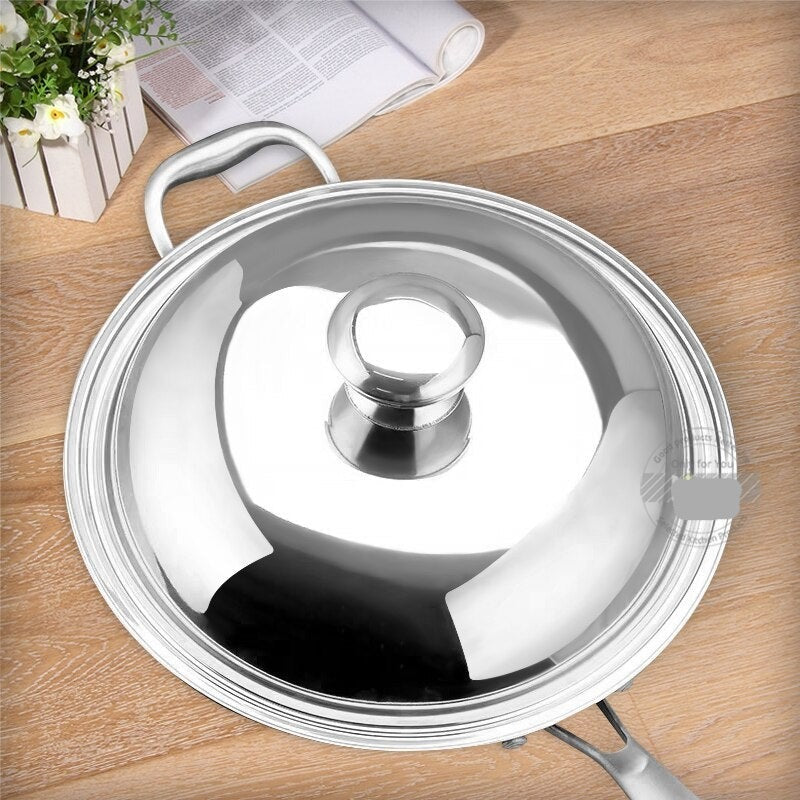 Le Konca Edelstahl Wok Deckel auf Küchenarbeitsplatte präsentiert