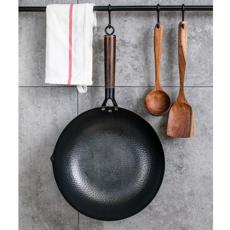 Le Bandai Chinesischer Wok beim klassischen Pfannenrühren auf Flamme