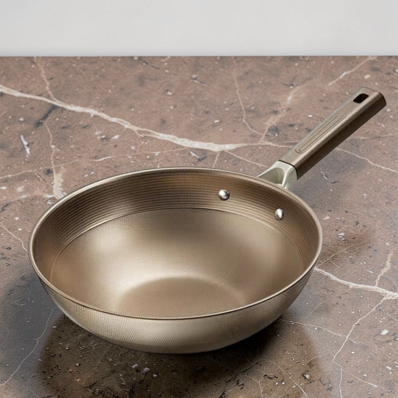 Le Chokai Titan Wok beim Anbraten von Gemüse und Garnelen