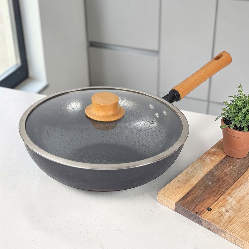 Le Kuroha Eisen Wok Pfanne – Detail der natürlichen Eisenoberfläche