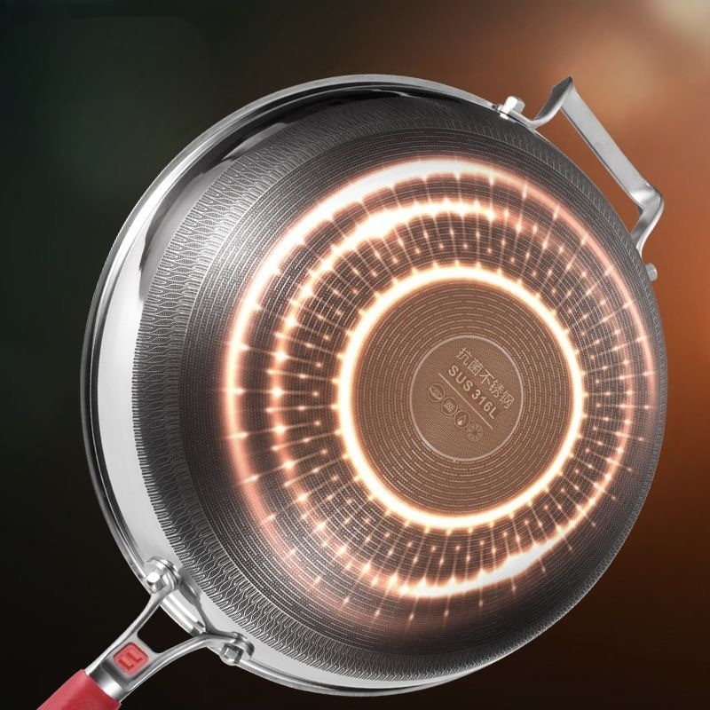 Le Yamuna Edelstahl-Wok mit Glasdeckel und ergonomischem Griff im Detail