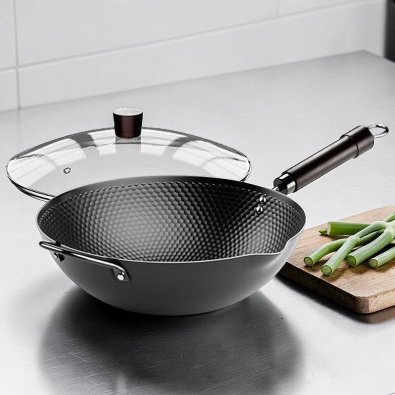 Le Sayumi Wok mit Antihaftbeschichtung beim Kochen auf