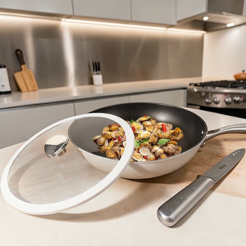 Le Yorano PFOA Free Wok aus Aluminium von oben mit Innenansicht