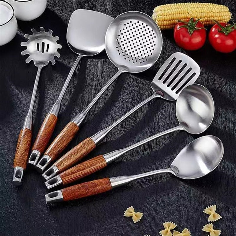 Le Mokano Wok Pfannenwender Set Edelstahl mit Detail des ergonomischen Griffs
