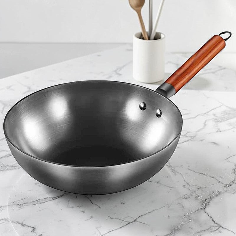 Le Shiretoko Schmiedeeisen-Wok 32 cm beim Anbraten von Rindfleisch auf Flamme