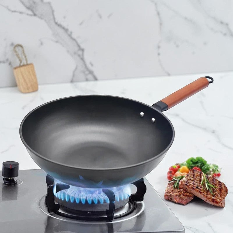 Le Shiretoko Schmiedeeisen-Wok 32 cm Innenansicht der eingebrannten Patina