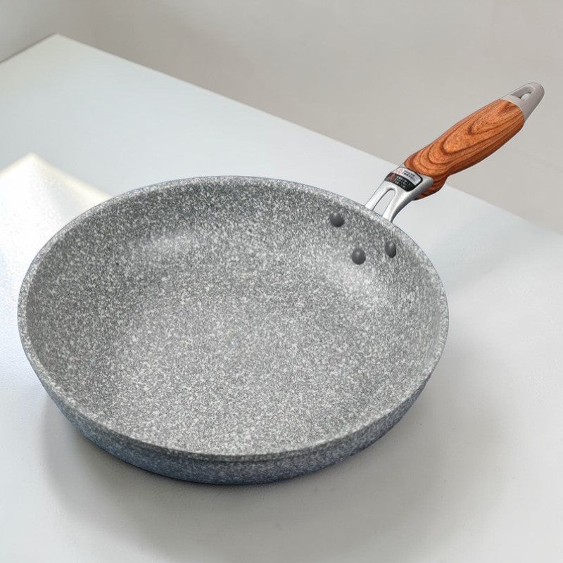Le Yukano Wok Keramikbeschichtet beim Braten von Garnelen am Herd