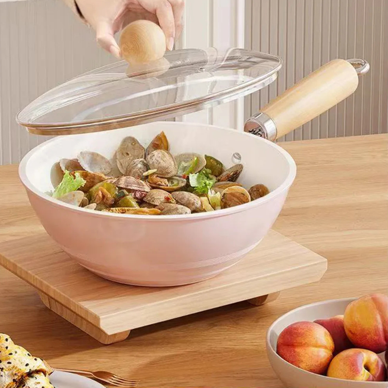 Le Tehana kleiner Induktions-Wok mit ergonomischem Griff im Detail