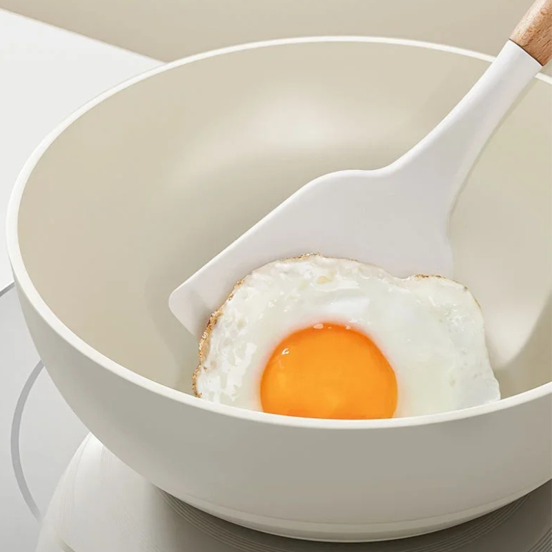 Le Tehana kleiner Wok für Induktion im Größenvergleich zur Hand