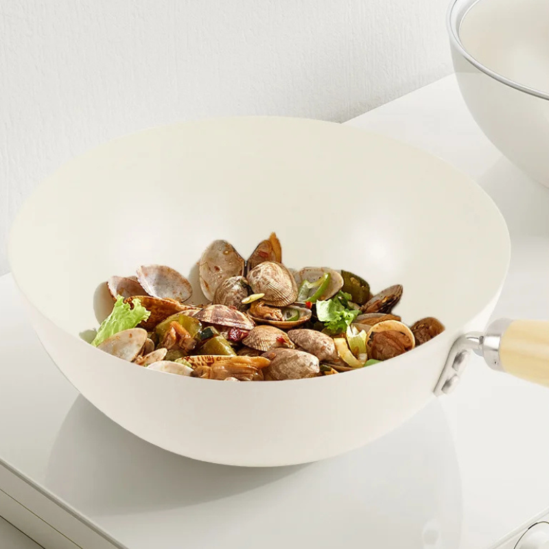 Le Tehana kleiner Induktions-Wok mit fertig serviertem Wokgericht
